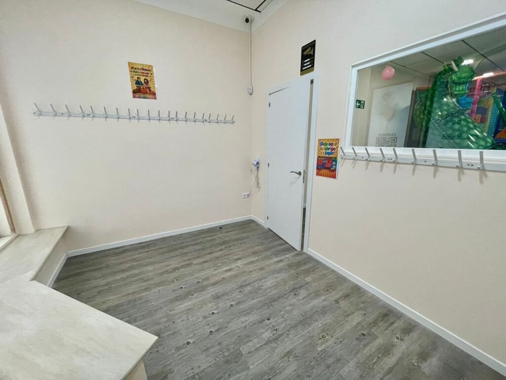 Percheros y acceso interior de Sanferland