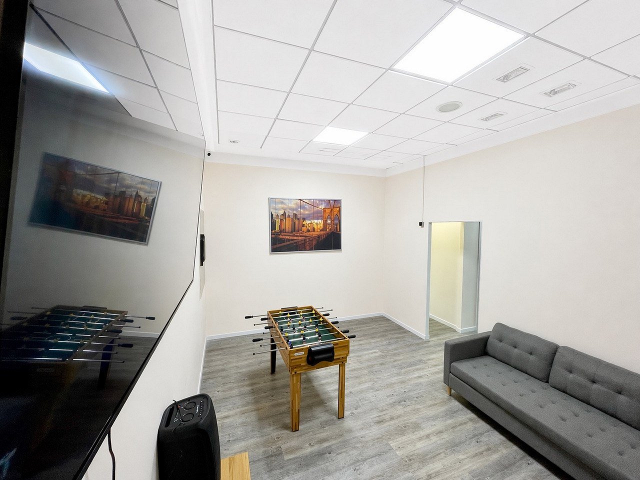 Sala de ocio con futbolín y sofá en Sanferland