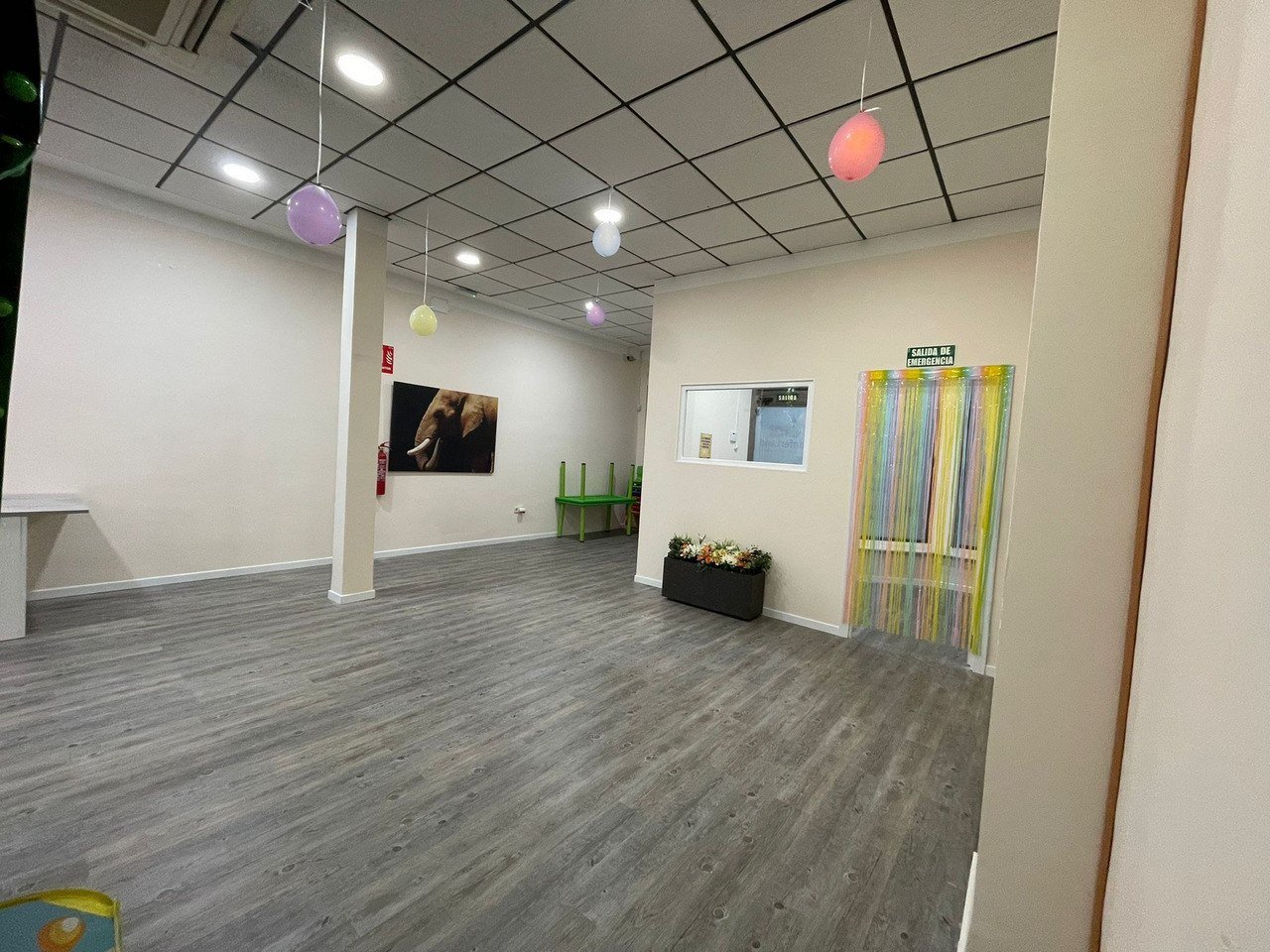 Sala principal amplia de Sanferland con espacio libre para celebrar