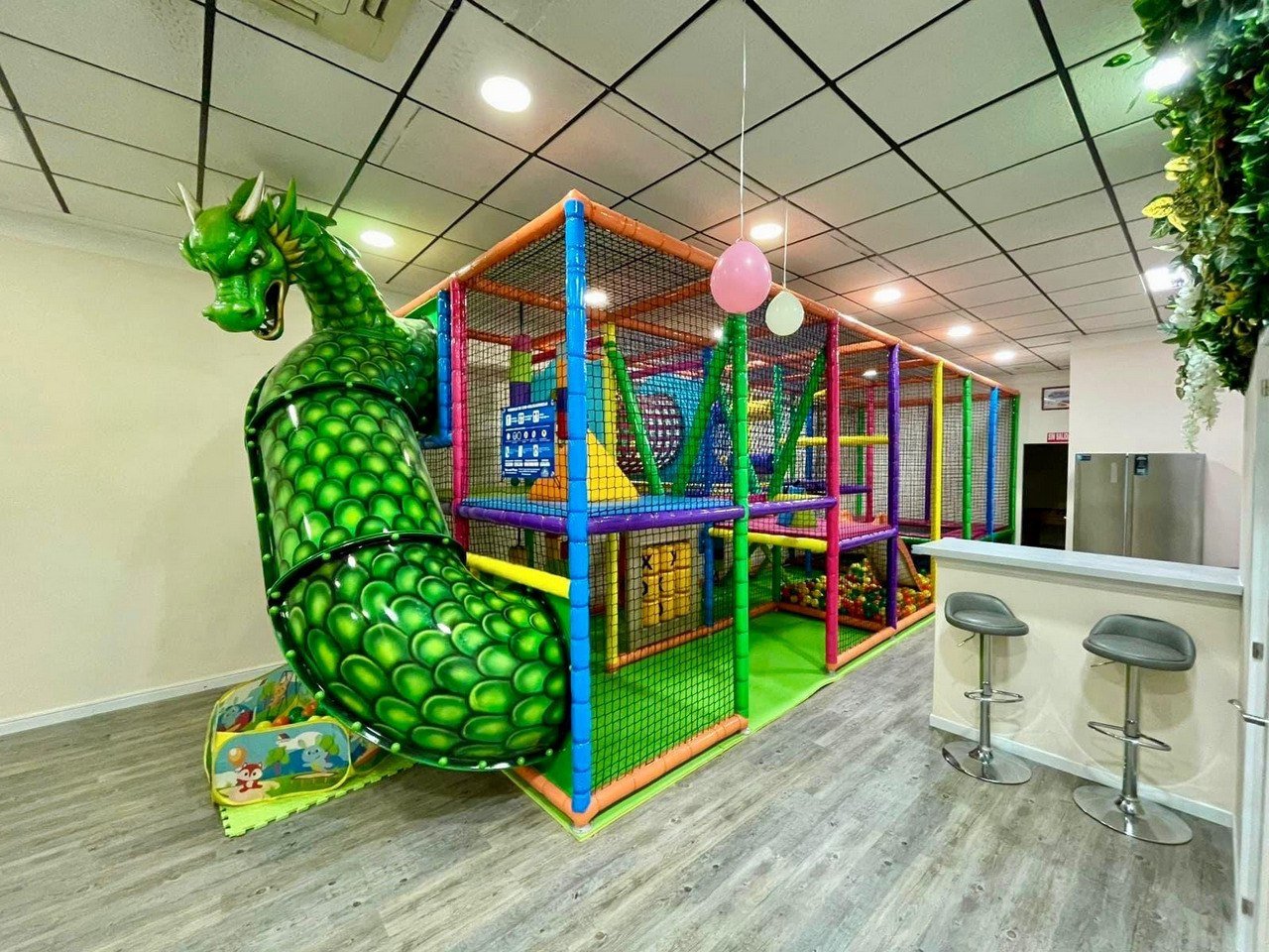 Vista amplia del dragón-tobogán y parque de bolas principal de Sanferland.