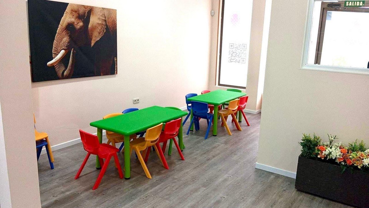 Zona de mesas infantiles para meriendas, actividades y celebraciones tranquilas.